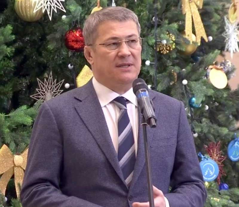 Глава Башкирии поручил муниципалитетам установить елки до 1 декабря и особо не тратиться