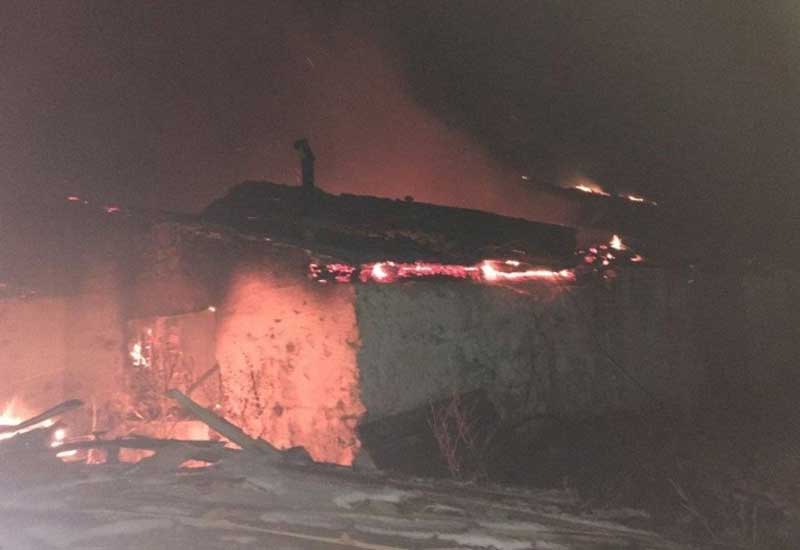 В Башкирии загорелась кровля здания фермы