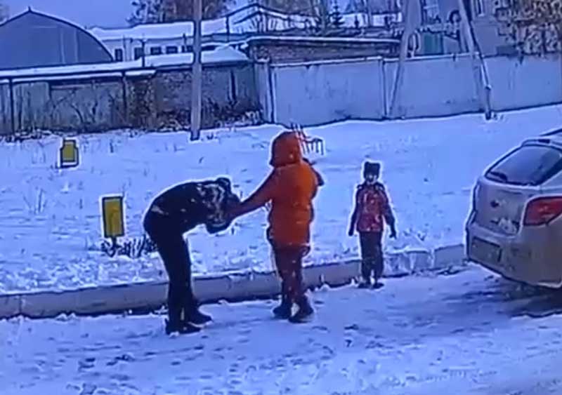 В Башкирии на мужчину упала глыба льда с крыши