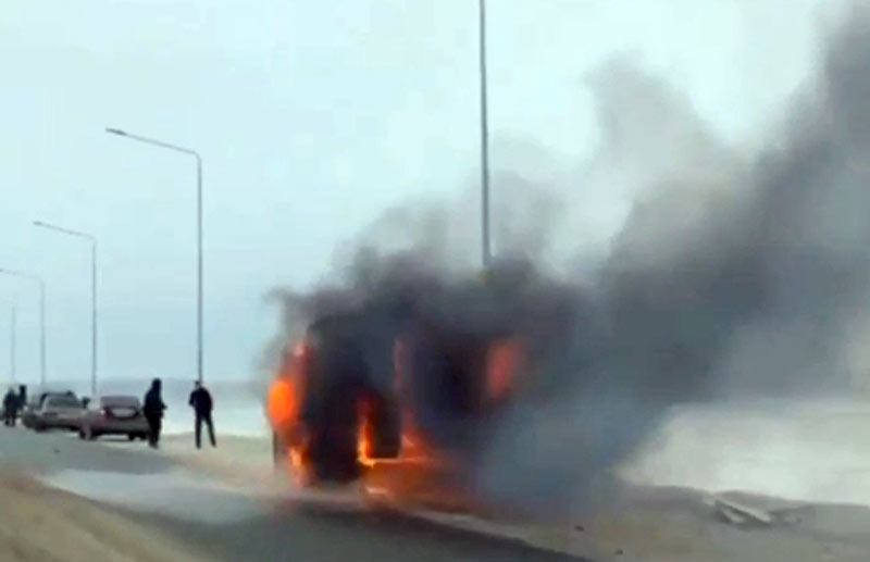 В Башкирии на автомобильной дороге загорелся микроавтобус