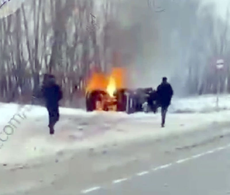 В Башкирии в результате аварии загорелся УАЗ, двое получили ожоги