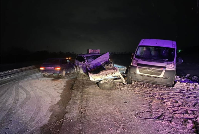 Массовая авария в Башкирии: столкнулись микроавтобус и две легковушки