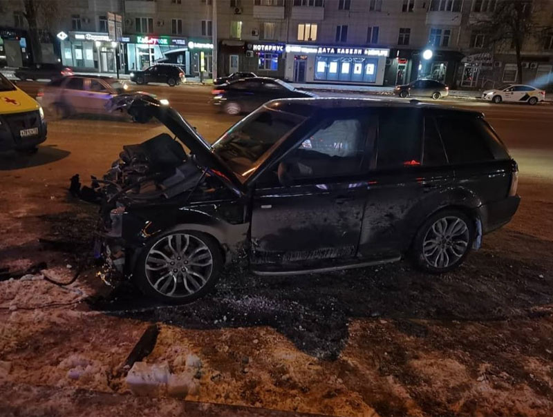 В Башкирии водитель "Renault Logan" столкнулся со встречным внедорожником