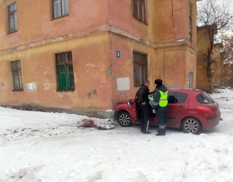 В Башкирии водитель, уходя от погони ДПС, врезался в двухэтажку