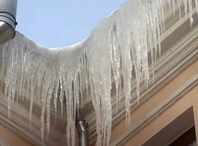 В Башкирии на 22-летнюю девушку с крыши упала снежная наледь
