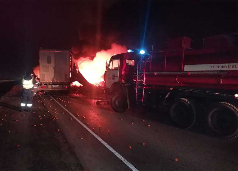 В Иглинском районе Башкирии на трассе столкнулись, а затем загорелись 2 грузовика, погибли два человека