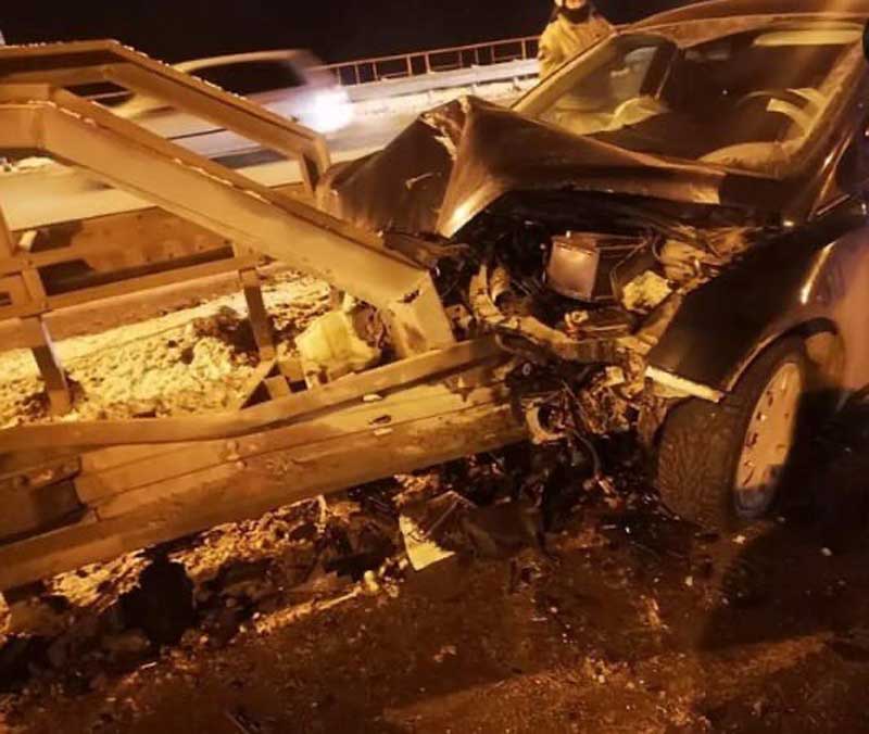 В Башкирии автоледи влетела в дорожное ограждение и выжила