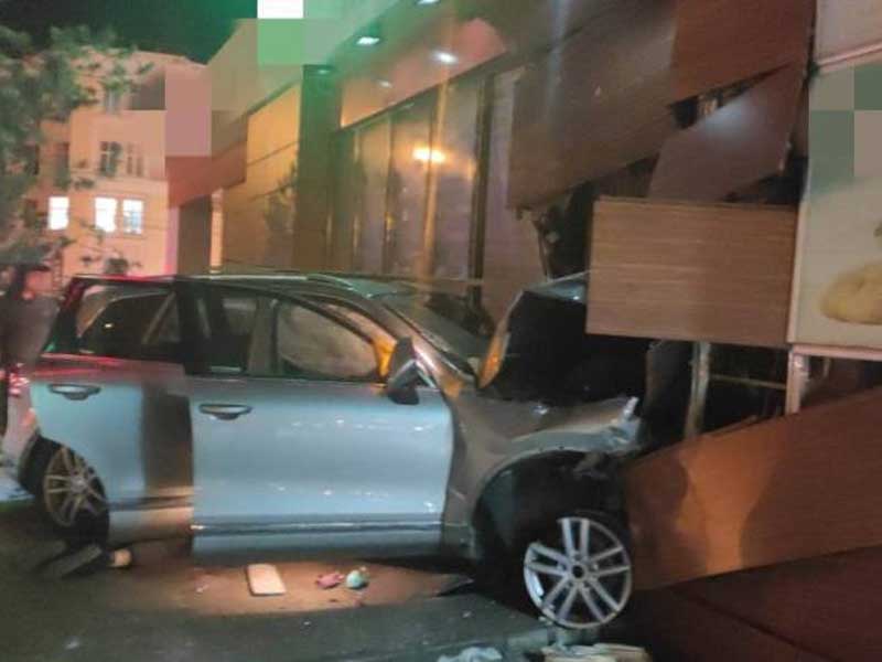 В Уфе водитель за рулём Volkswagen Touareg врезался в здание кулинарии