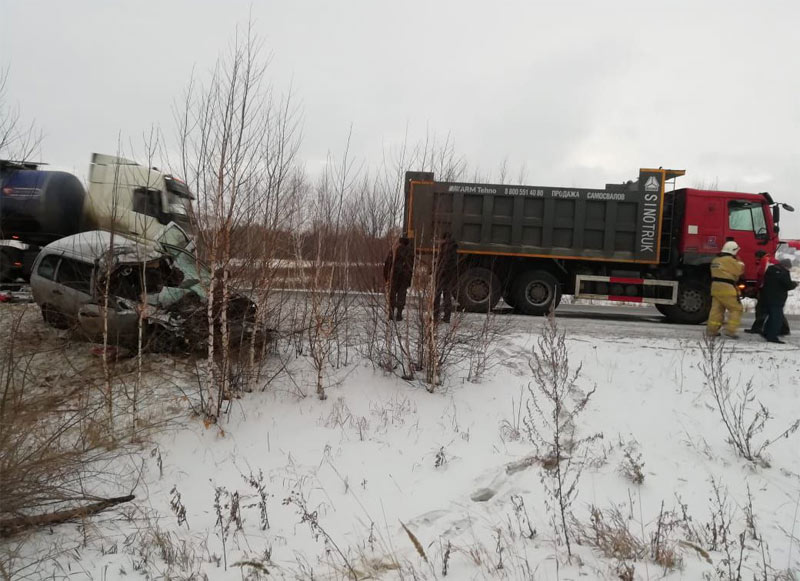 В Башкирии на трассе Стерлитамак-Магнитогорск-Белорецк столкнулись встречные легковушка и грузовик, погиб пассажир