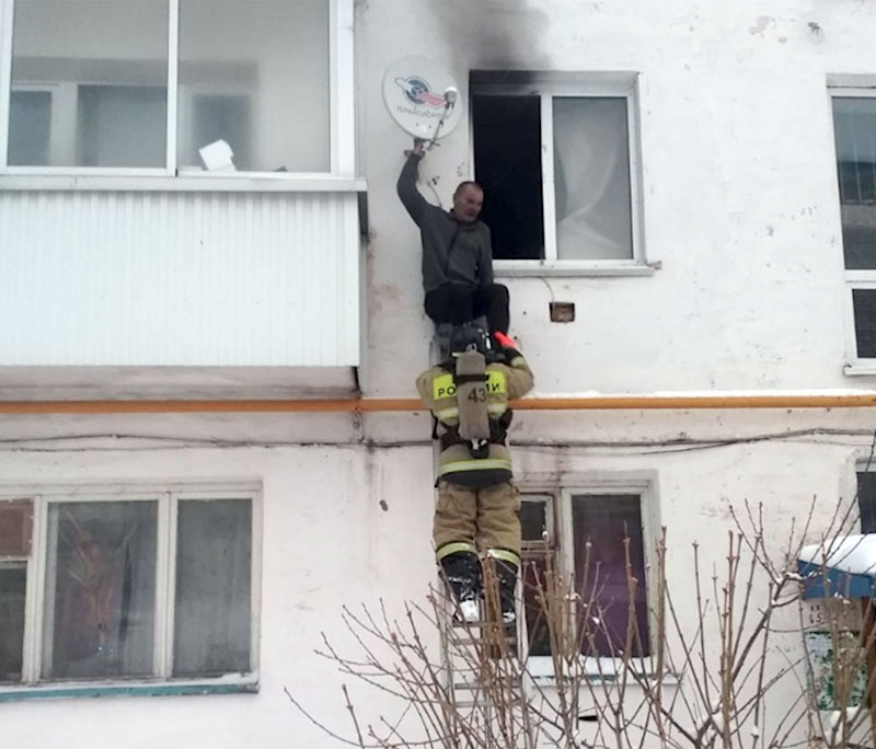 В Башкирии, из-за загоревшейся квартиры, из дома эвакуировали 14 человек, в том числе 2 детей