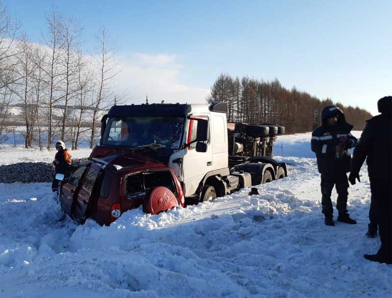 В Башкирии столкнулись "Chevrolet Niva"  и грузовой тягач "Volvo", погиб водитель