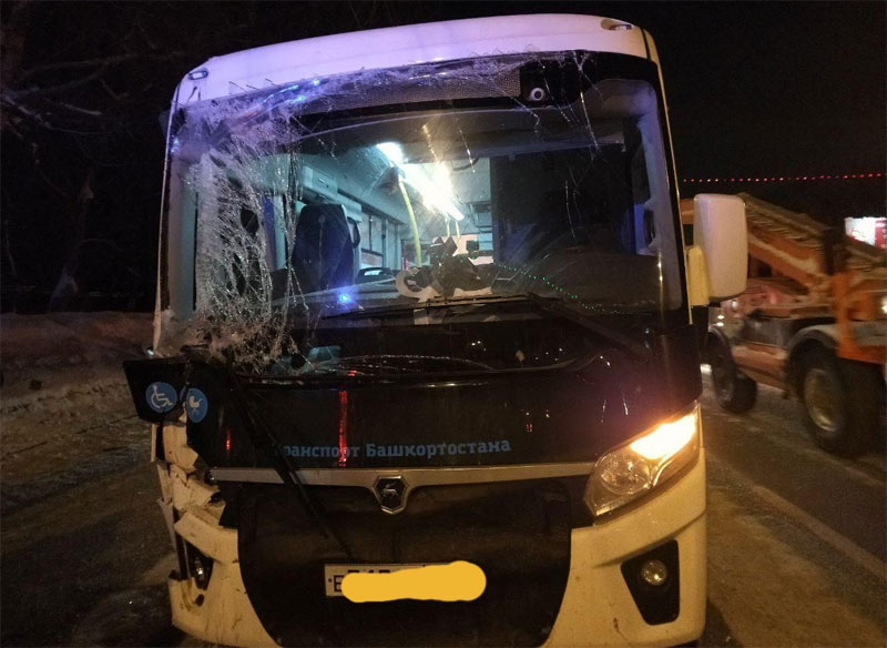 В Уфе столкнулись автобус с пассажирами и троллейбус