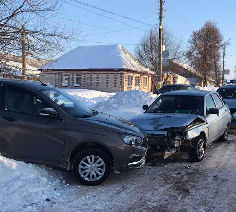 В Белебее женщина за рулем "Lada Vesta" спровоцировала аварию