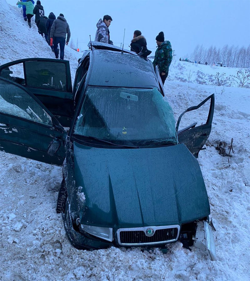 В Башкирии легковой автомобиль слетел с моста, столкнувшись с грузовиком