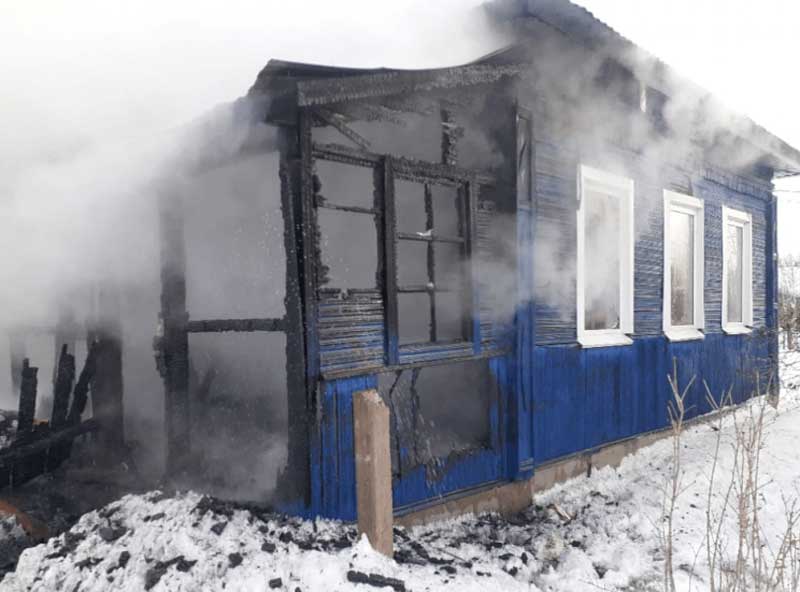 В Чишминском районе Башкирии во время пожара спаслась 13-летняя девочка