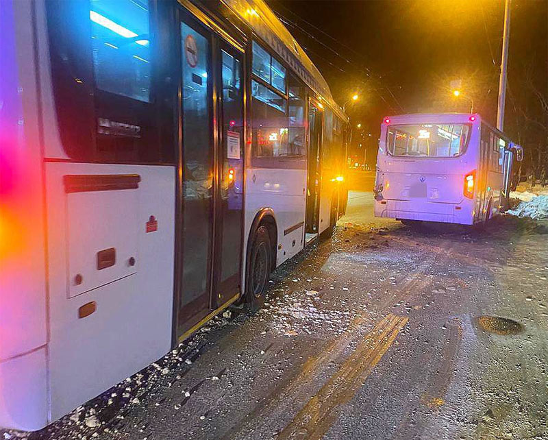 В Уфе, после столкновения двух автобусов, госпитализировали двух женщин