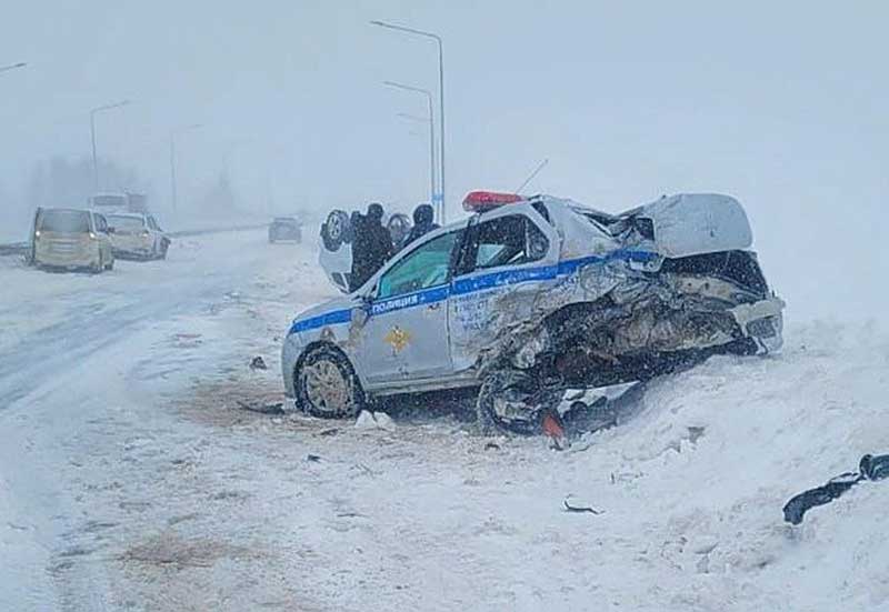 В Кармаскалинском районе Башкирии водитель BMW врезался в автомобиль ГИБДД