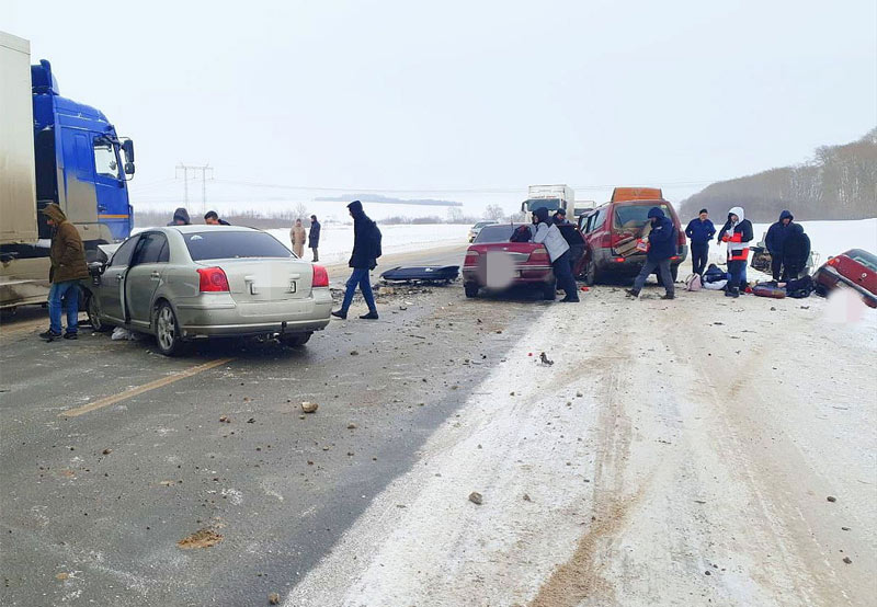 На трассе в Кармаскалинском районе Башкирии столкнулись 6 автомобилей