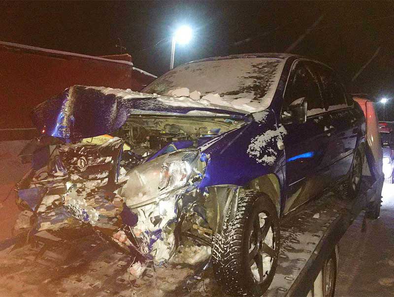 В Мечетлинском районе Башкирии водитель вылетел с дороги и врезался в гараж