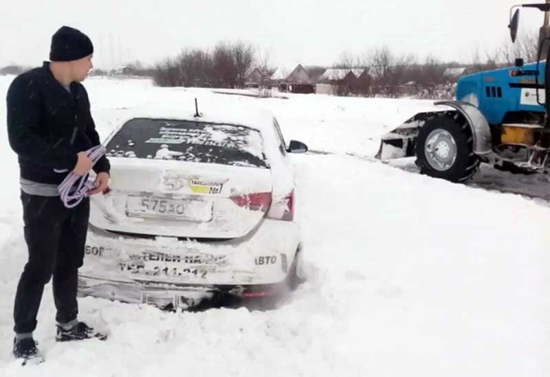 В Татарстане сотрудники ГИБДД спасли застрявшую в снегу многодетную семью из Башкирии