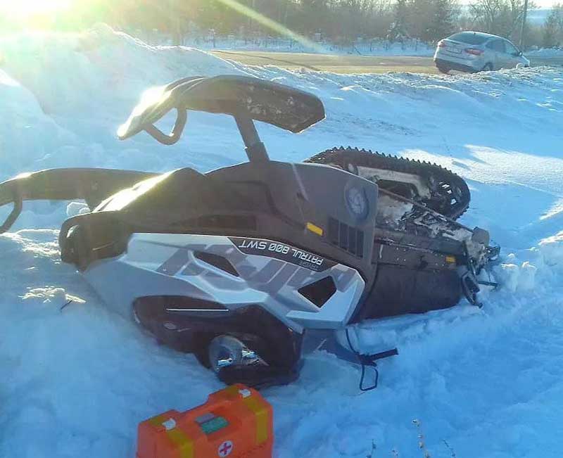 В Кугарчинском районе Башкирии водитель снегохода врезался в "Ладу Нива"
