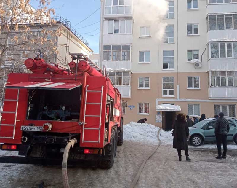 В Уфе из-за пожара в 5-этажном доме эвакуировали 11 человек, трое из которых — дети