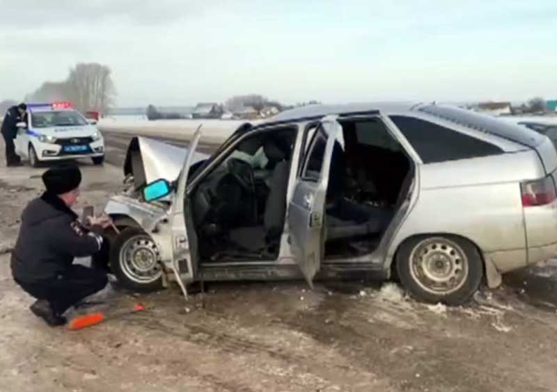 В Благоварском районе Башкирии 3 человека пострадали в аварии легковушки и  грузовика
