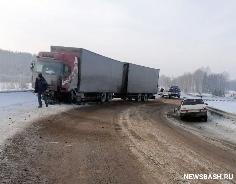 В Иглинском районе Башкирии водитель легковушки врезался в грузовик, пострадал ребенок