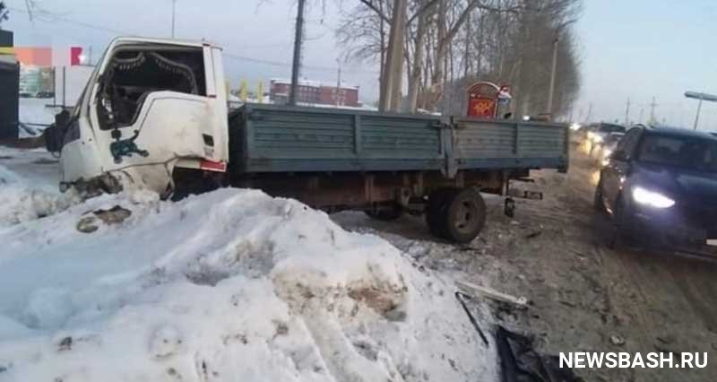 В Башкирии пьяный водитель легковушки врезался в грузовик