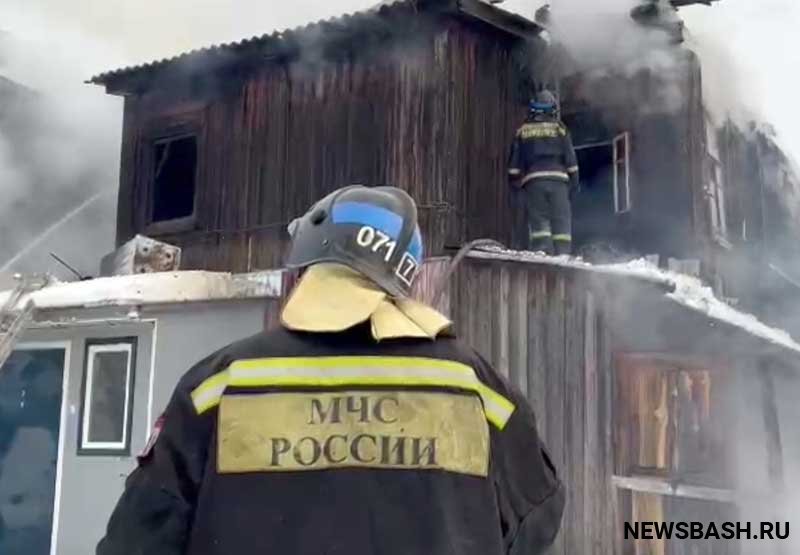 В Башкирии из пожара, охватившего жилой дом, спасли 2 человека