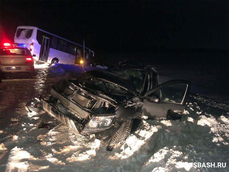 В Чишминском районе Башкирии водитель легковушки столкнулся с пассажирским автобусом