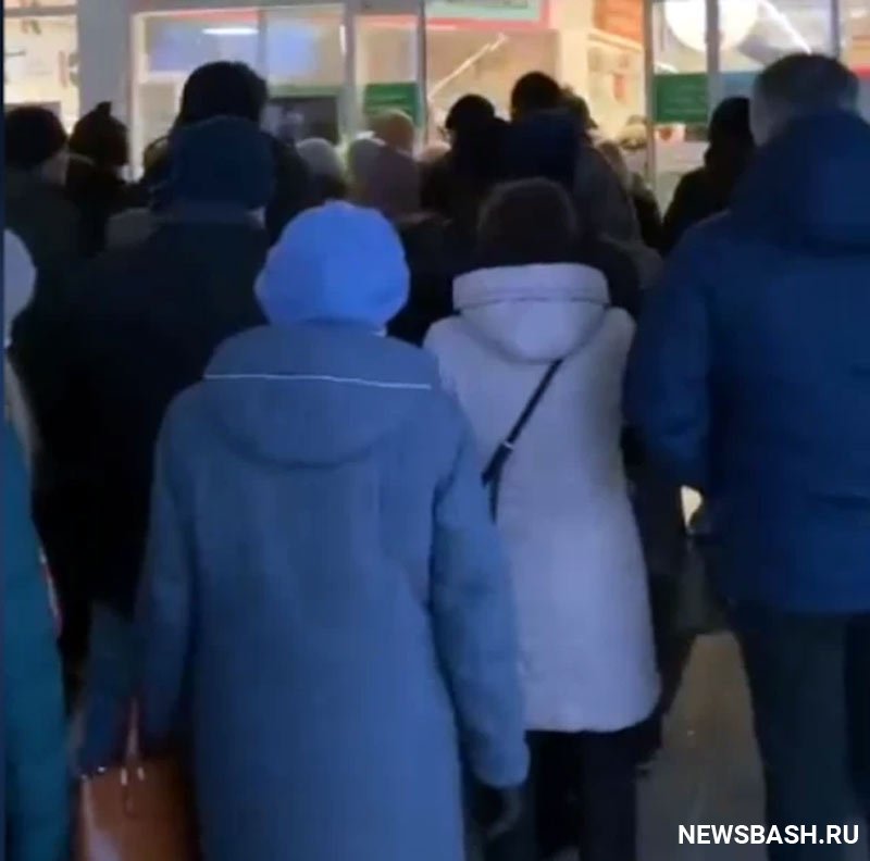 Жители Башкирии устроили давку на входе в гипермаркет, объявивший распродажу перед закрытием