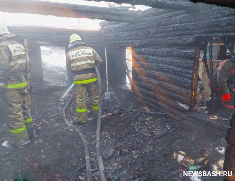 В Башкирии тела 2 человек обнаружили в сгоревшем бревенчатом доме