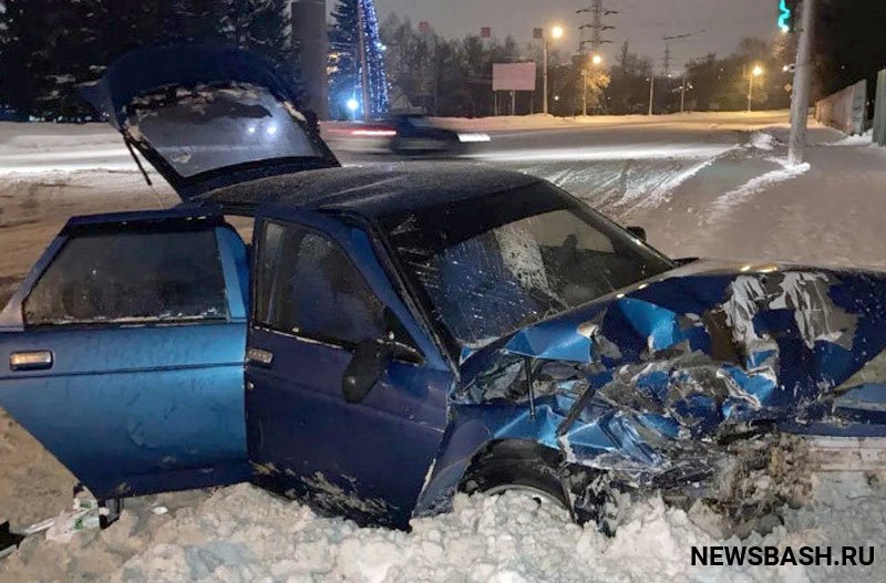 В Уфе в аварии автомобилей  пострадали два молодых парня