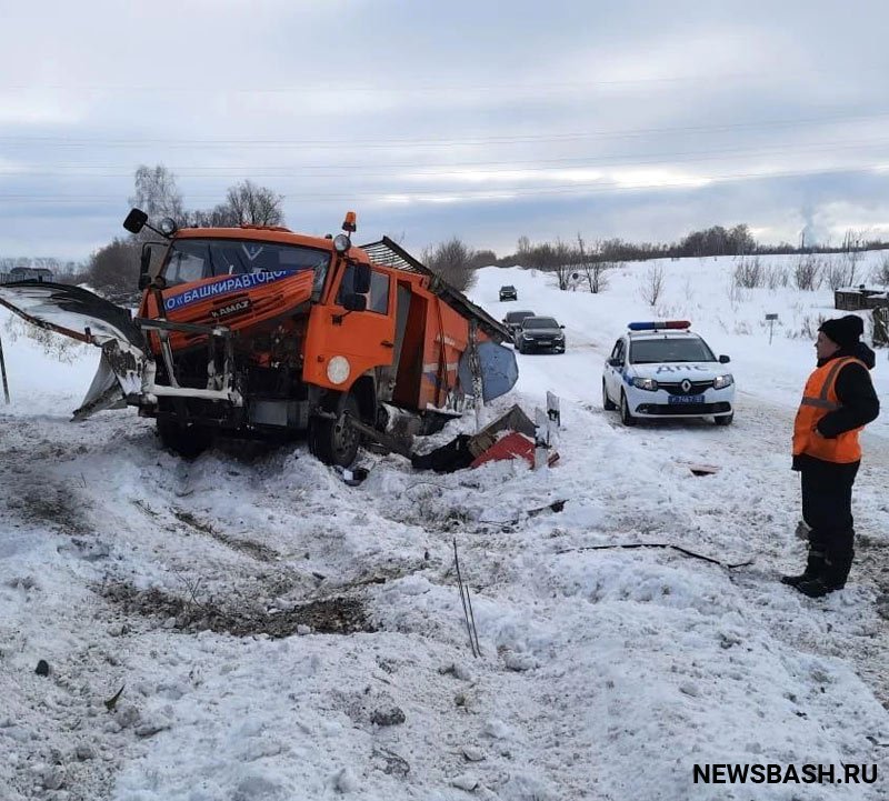 В Стерлитамакском районе Башкирии столкнулись грузовой поезд и "КамАЗ"