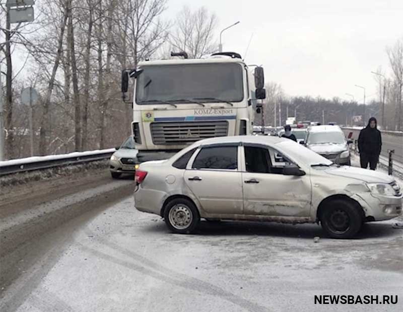 В Башкирии произошло ДТП с участием грузовика и двух легковых автомобилей