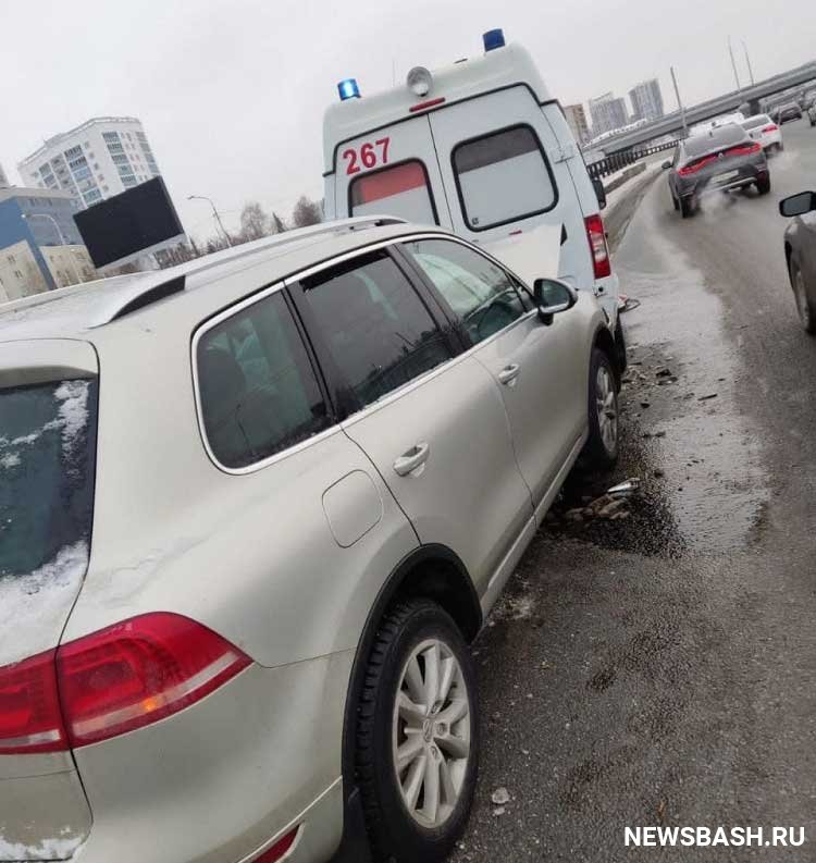 В Башкирии водитель Volkswagen Touareg столкнулся с попутной автомашиной скорой помощи