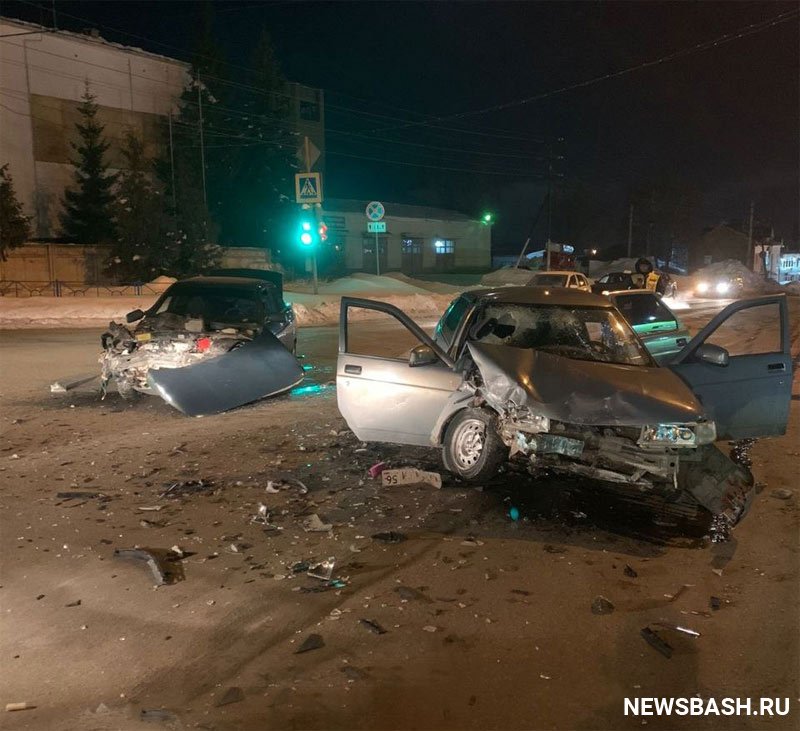 В Башкирии в результате аварии ВАЗ-2112 и Ваз-2110 пострадали 4 человека