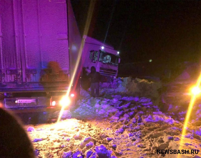 Смертельная авария в Башкирии:  2 человека погибли во время столкновения легковушки и грузовика