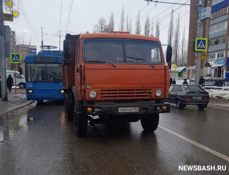 В Башкирии водитель "КамАЗа" наехал на 61-летнюю женщину