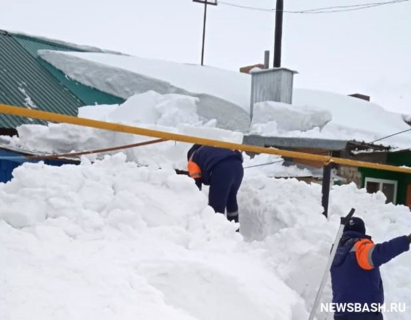 В одном из районов Башкирии снег завалил дверь дома бабушки
