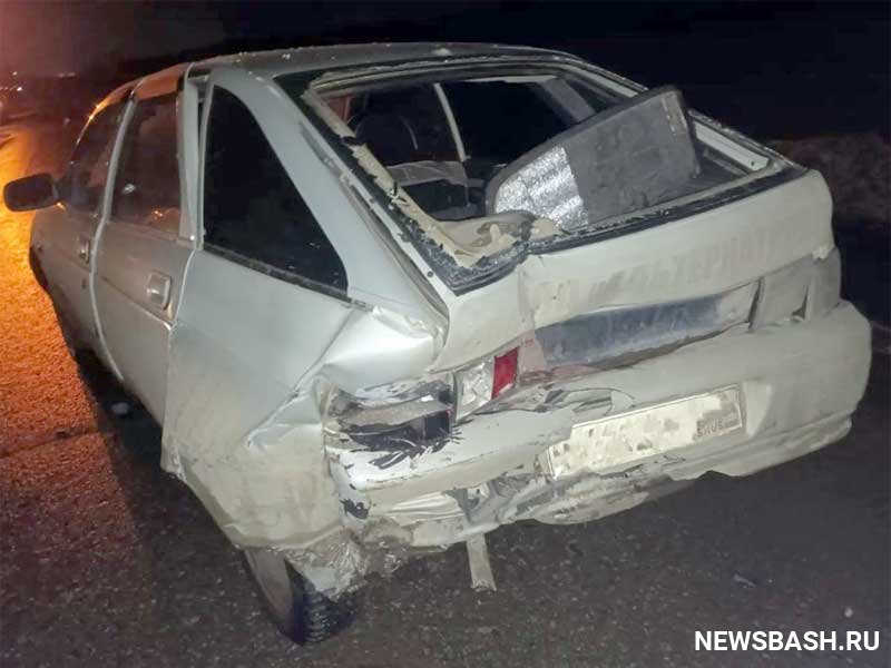 В Башкирии водитель "Лады Приора" врезался в припаркованный автомобиль