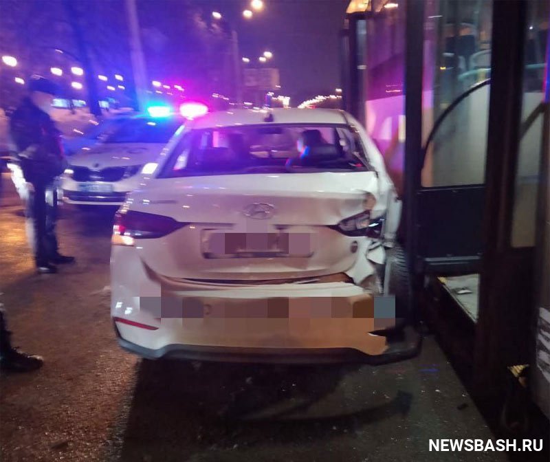 В Уфе автобус с 20 пассажирами попал в ДТП с иномаркой, у водителя которой не было прав