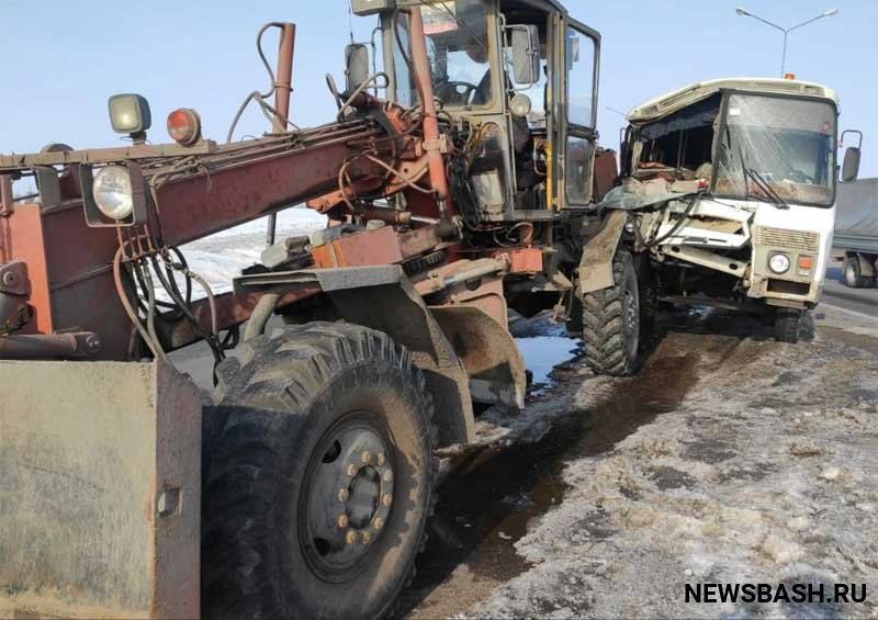 В Башкирии вахтовый автобус врезался в попутный автогрейдер