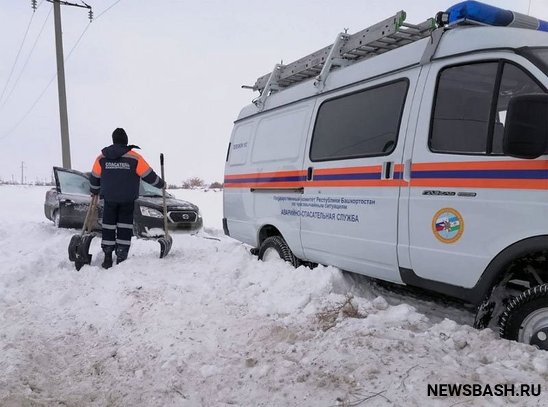 В Башкирии двое рыбаков попали в снежный плен на местном озере