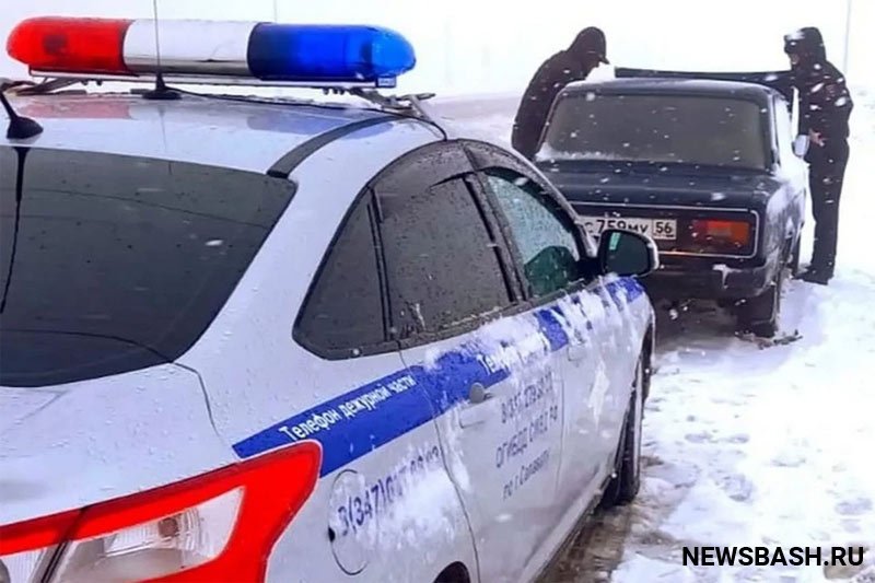 В Башкирии, для застрявшего на трассе водителя, инспекторы ГИБДД привезли автозапчасти и мастера