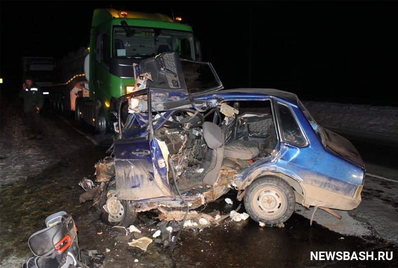 В Башкирии в аварии легковушки и грузовика погиб 35-летний мужчина