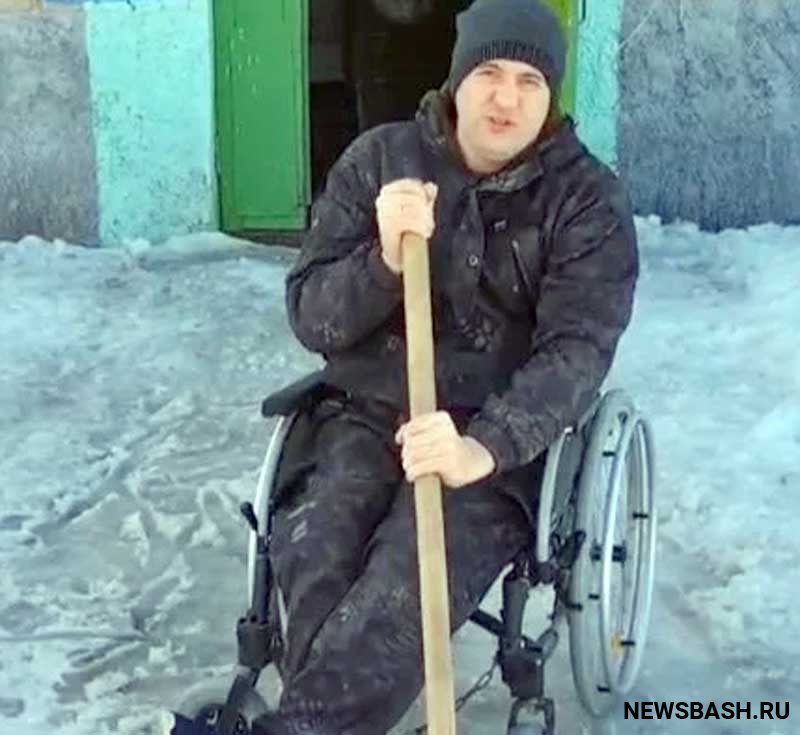Инвалид-колясочник из Башкирии вынужден сам расчищать снег, из-за отсутствия дворников
