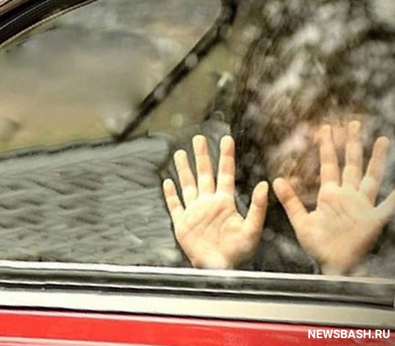 В Башкирии 4-летний ребенок оказался запертым в машине