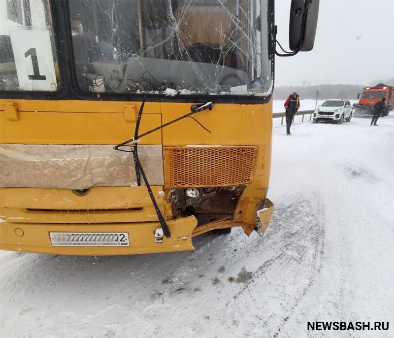 В Башкирии столкнулись КамАЗ и школьный автобус ПАЗ